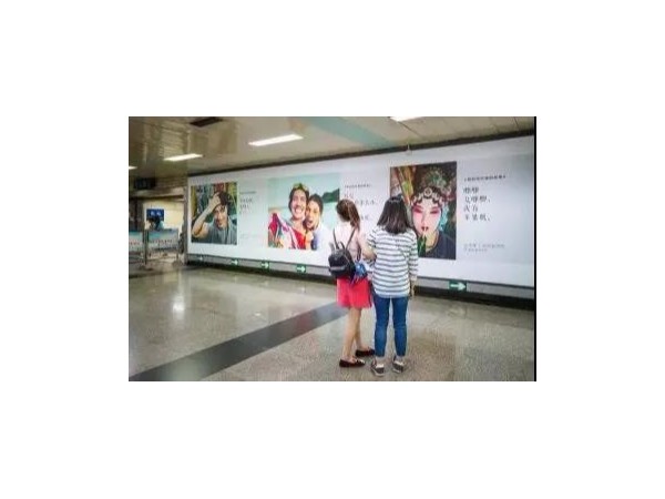 創(chuàng)意廣告攻陷地鐵！告訴你什么是戶外廣告的新玩法